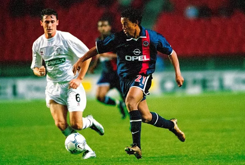 Le PSG réédite le maillot culte de Ronaldinho de la saison 2001-2002