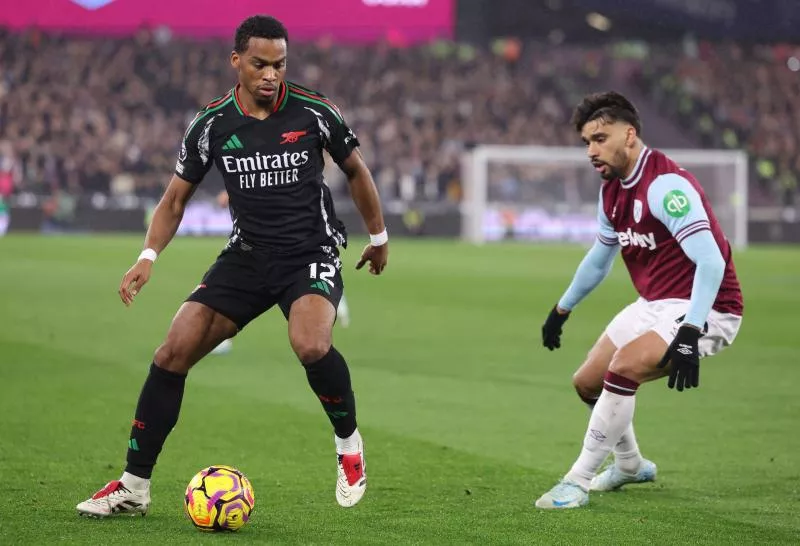 London, England, 30th November 2024. Jurrien Timber of Arsenal with the ball ahead of Lucas Paquetá of West Ham United during the Premier League match at the London Stadium, London. Picture credit should read: Paul Terry / Sportimage   - Photo by Icon Sport