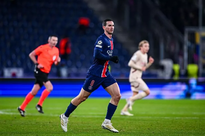 Fabian Ruiz avec la dernière Copa Pure 3 lors du match Salzburg-PSG en Ligue des champions