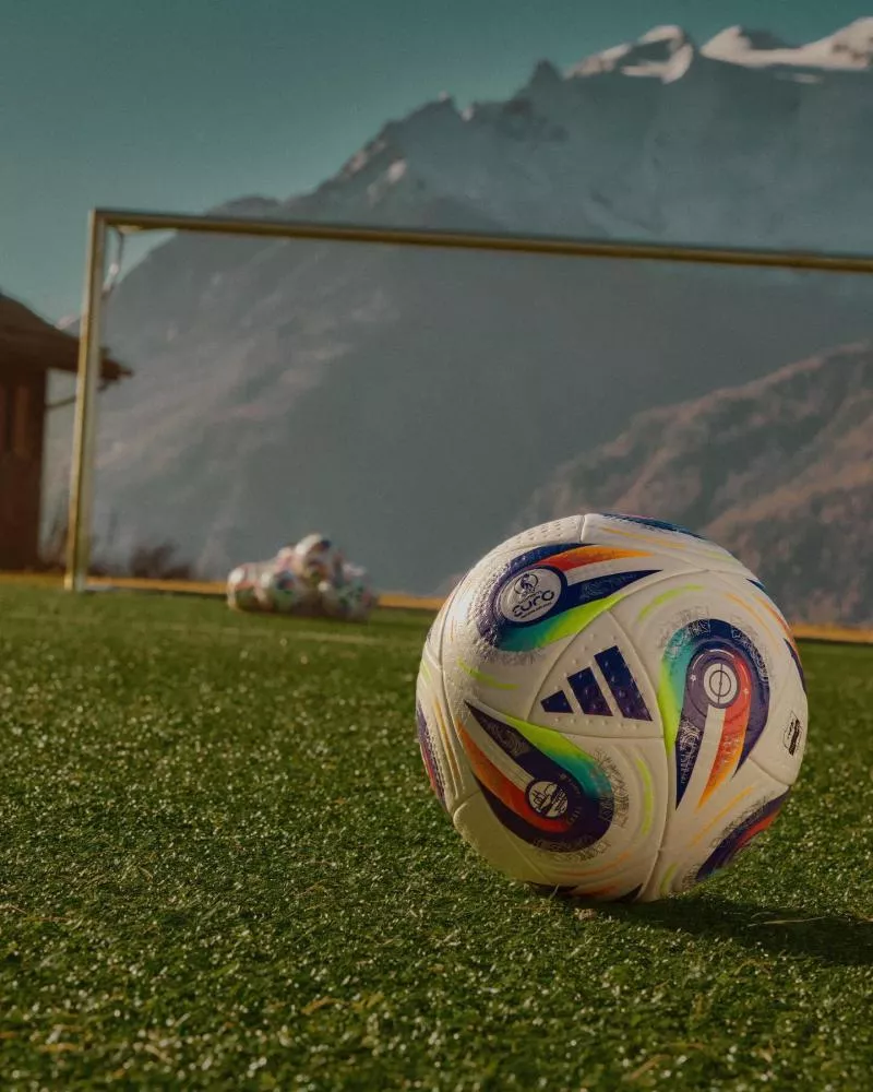 adidas présente le ballon de l'Euro féminin 2025 !