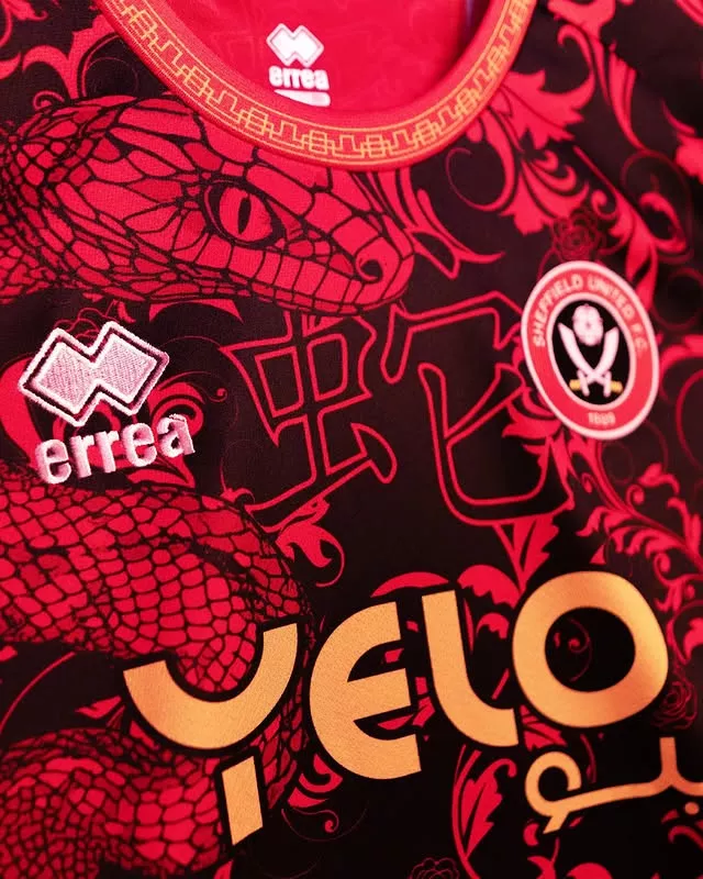 Sheffield United lance un maillot spécial pour le Nouvel An chinois !