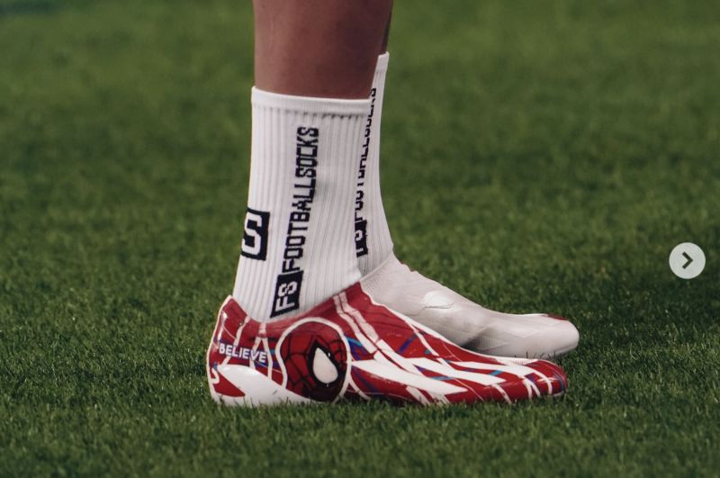 Un joueur d’Al Sadd se pointe avec des crampons Spiderman