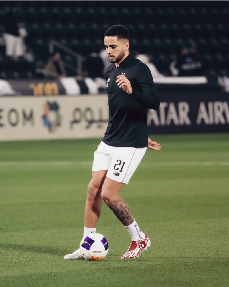 Un joueur d’Al Sadd se pointe avec des crampons Spiderman