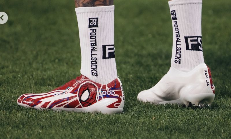 Un joueur d’Al Sadd se pointe avec des crampons Spiderman