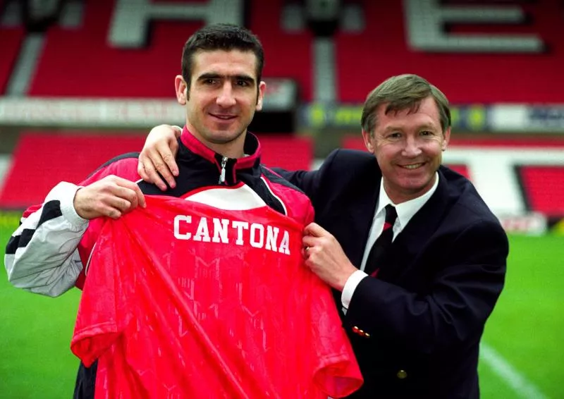 Eric Cantona, Manchester United's new signing, with manager Alex Ferguson on 27th November 1992 Photo : Malcolm Croft / PA Images / Icon Sport   - Photo by Icon Sport