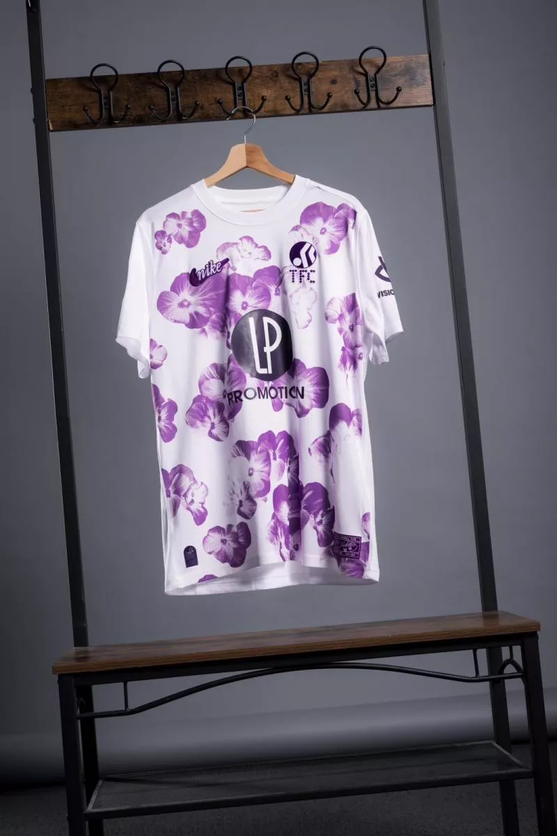 Le Toulouse FC sort son nouveau maillot third en collaboration avec la marque de Bigflo et Oli