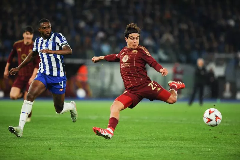 Foto IPP/Cavaliere Emiliano.  Roma 20/02/2025.  Calcio Europa League 2024/2025. AS Roma - FC Porto.  Nella foto: Paulo Dybala calcia il pallone con un tiro al volo   Italy Photo Press - World Copyright   - Photo by Icon Sport