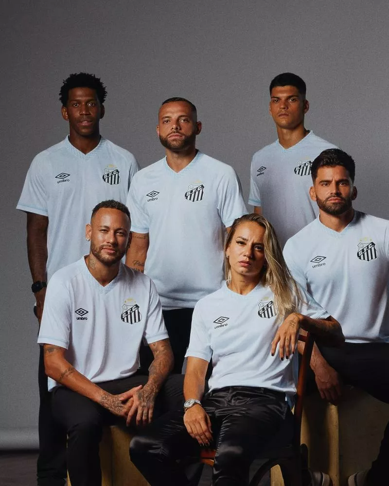 Santos présente son nouveau maillot domicile avec Neymar