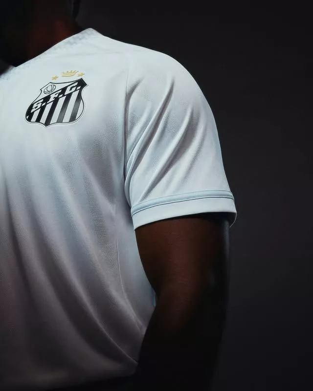 Santos présente son nouveau maillot domicile avec Neymar