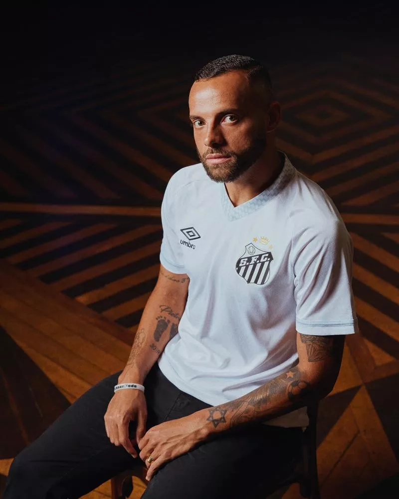 Santos présente son nouveau maillot domicile avec Neymar