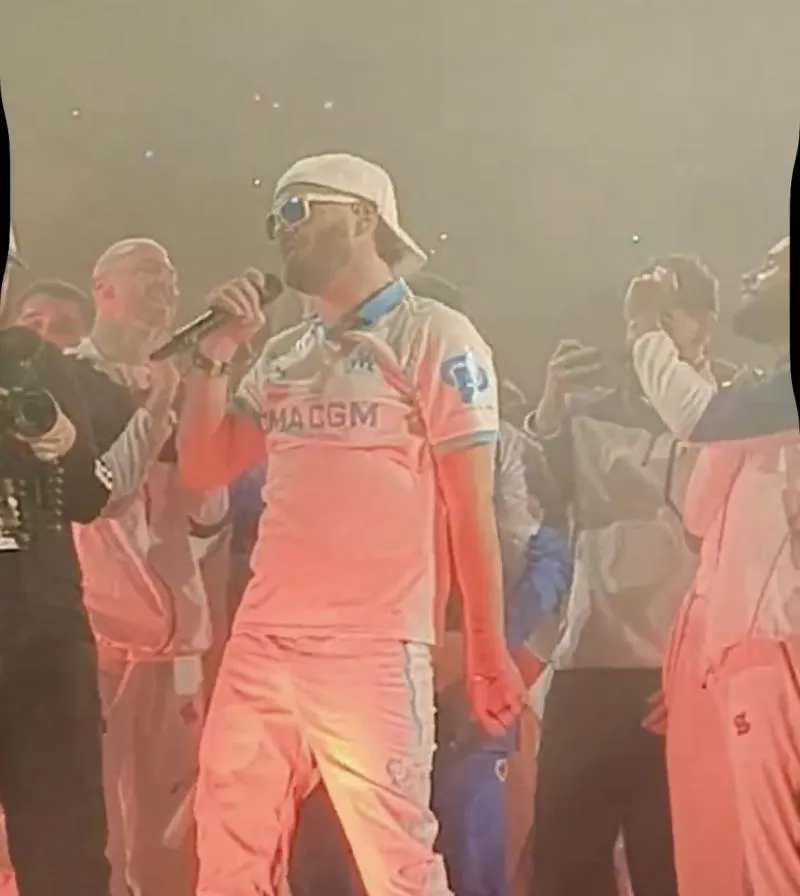Jul dévoile le nouveau maillot de l'OM pour la saison prochaine.