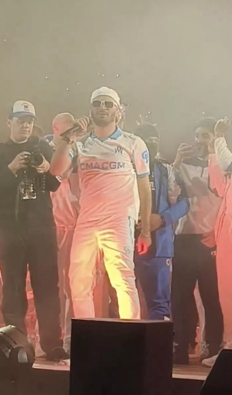 Jul dévoile le nouveau maillot de l'OM pour la saison prochaine.