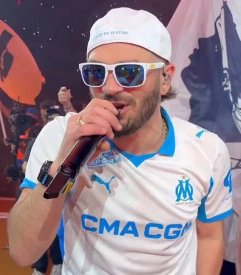Jul dévoile le nouveau maillot de l'OM pour la saison prochaine.