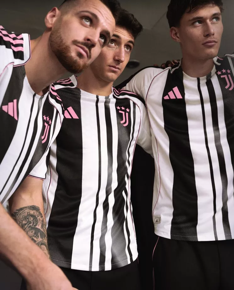 La Juventus présente son nouveau maillot domicile pour la saison 2025/26