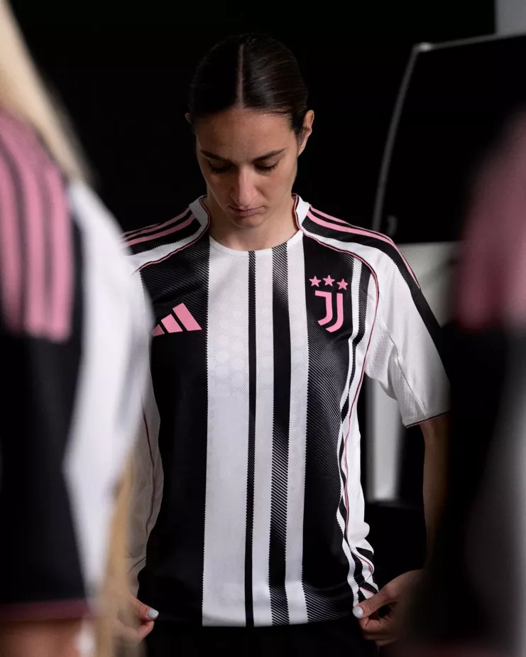 La Juventus présente son nouveau maillot domicile pour la saison 2025/26