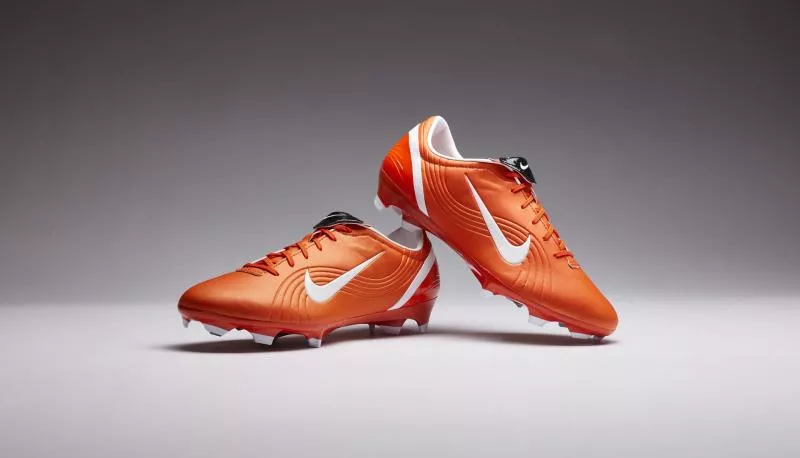 Nike réédite l’un des tout premiers modèles de crampons portés par CR7 !