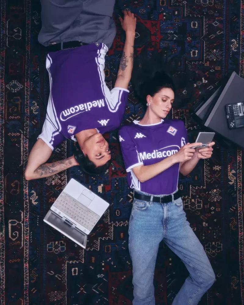 La Fiorentina s'inspire d'un maillot culte pour son nouveau maillot domicile 2025/2026