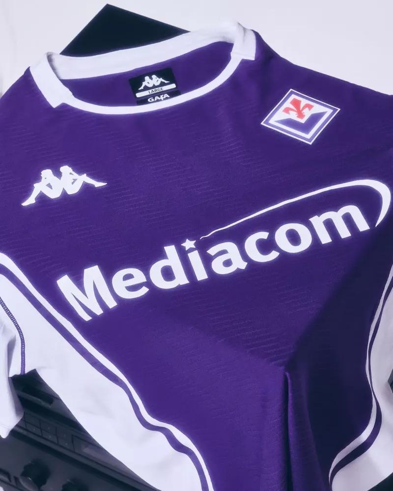 La Fiorentina s'inspire d'un maillot culte pour son nouveau maillot domicile 2025/2026