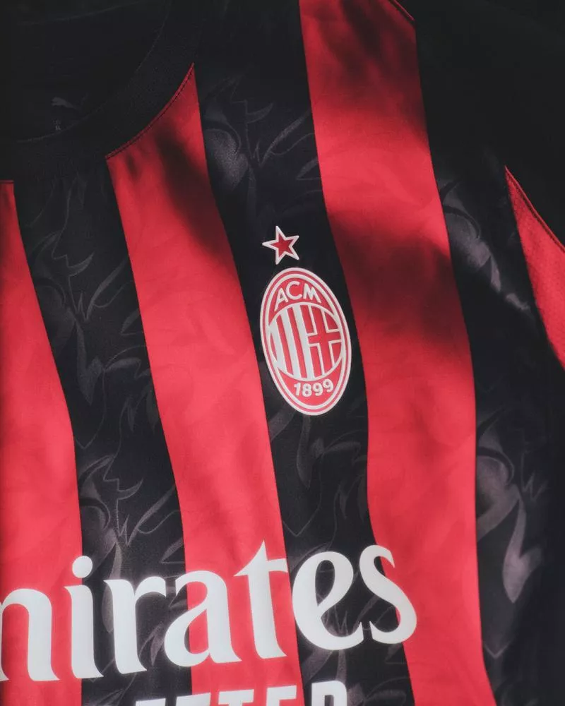 L'AC Milan dégaine son nouveau maillot domicile avec PUMA