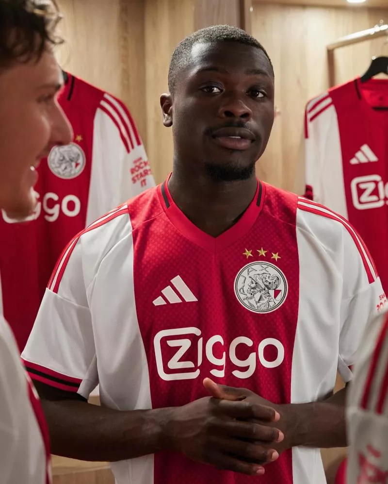 L'Ajax Amsterdam présente son nouveau maillot avec le retour d'un ancien blason