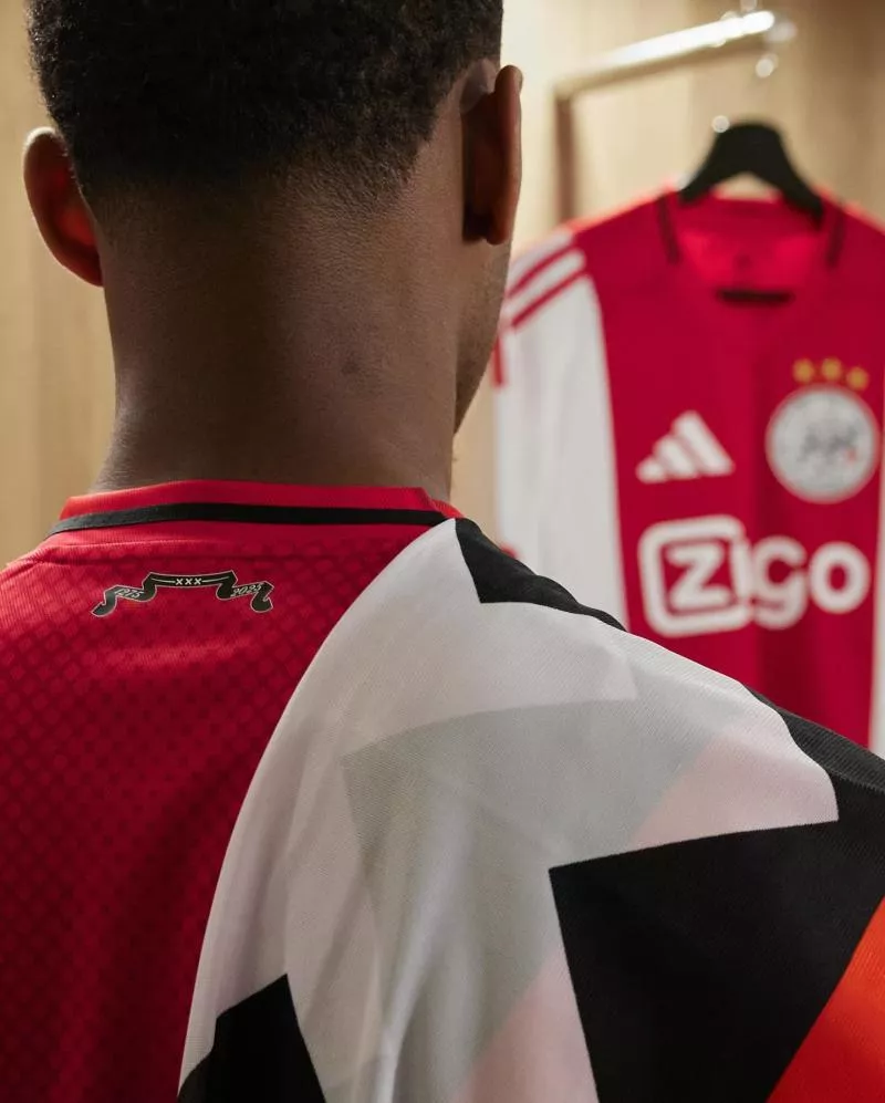 L'Ajax Amsterdam présente son nouveau maillot avec le retour d'un ancien blason