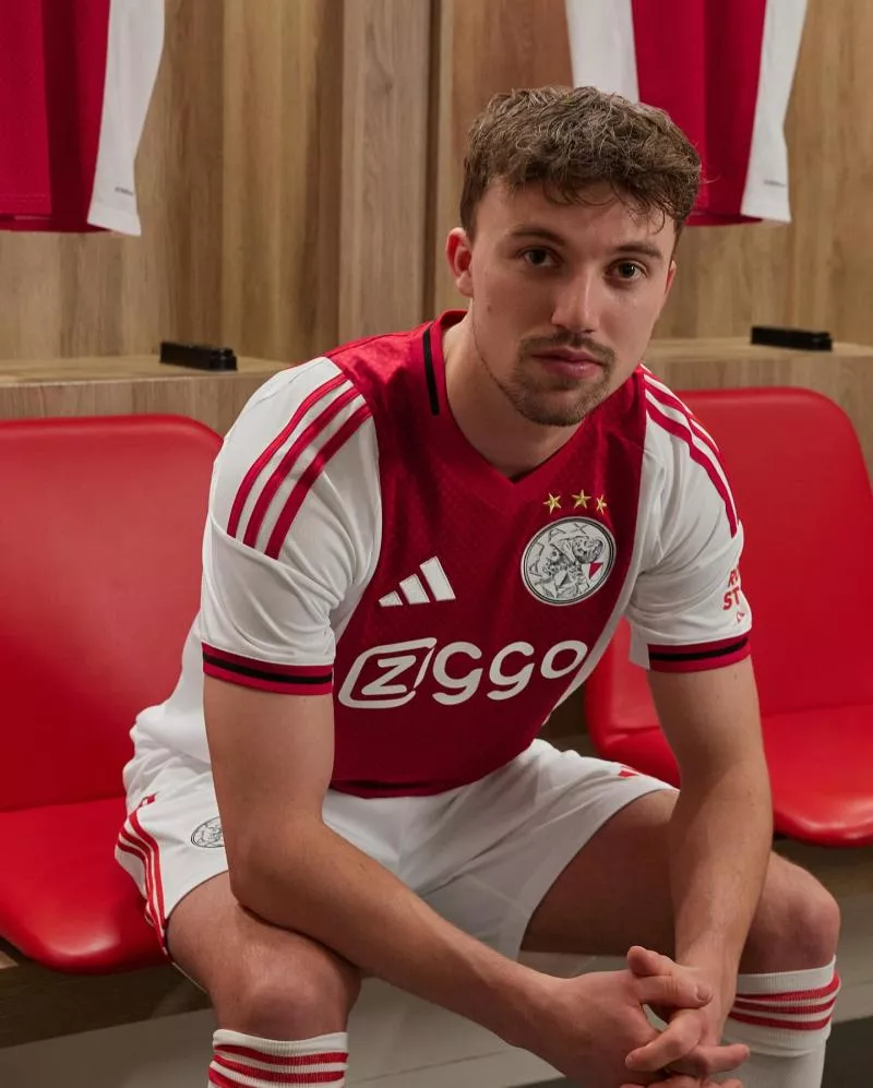 L'Ajax Amsterdam présente son nouveau maillot avec le retour d'un ancien blason