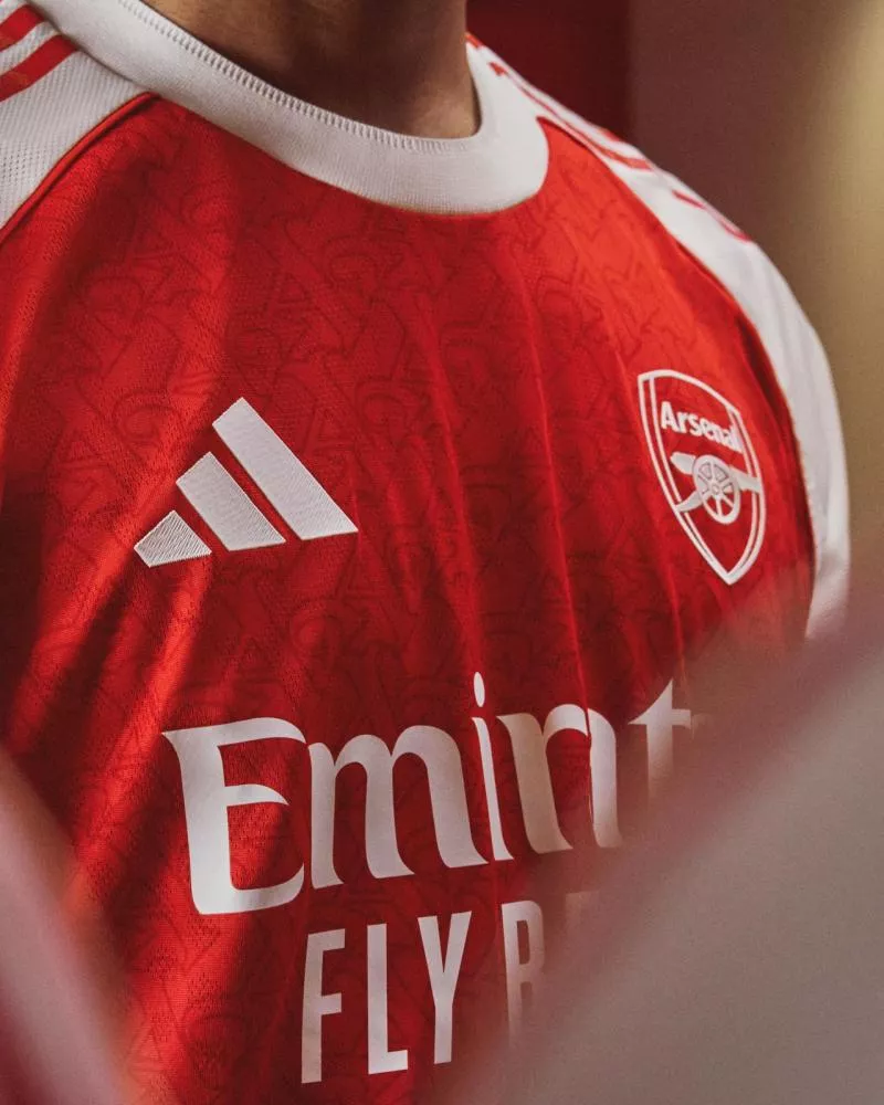 Arsenal lance son nouveau maillot domicile pour la saison 2025-2026