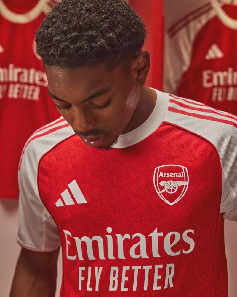 Arsenal lance son nouveau maillot domicile pour la saison 2025-2026