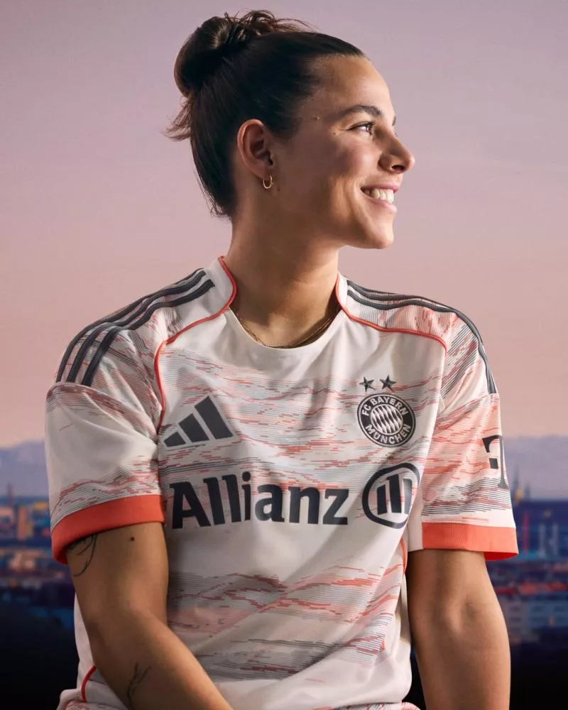 Le Bayern Munich lance son maillot extérieur pour la saison 2025-2026 !