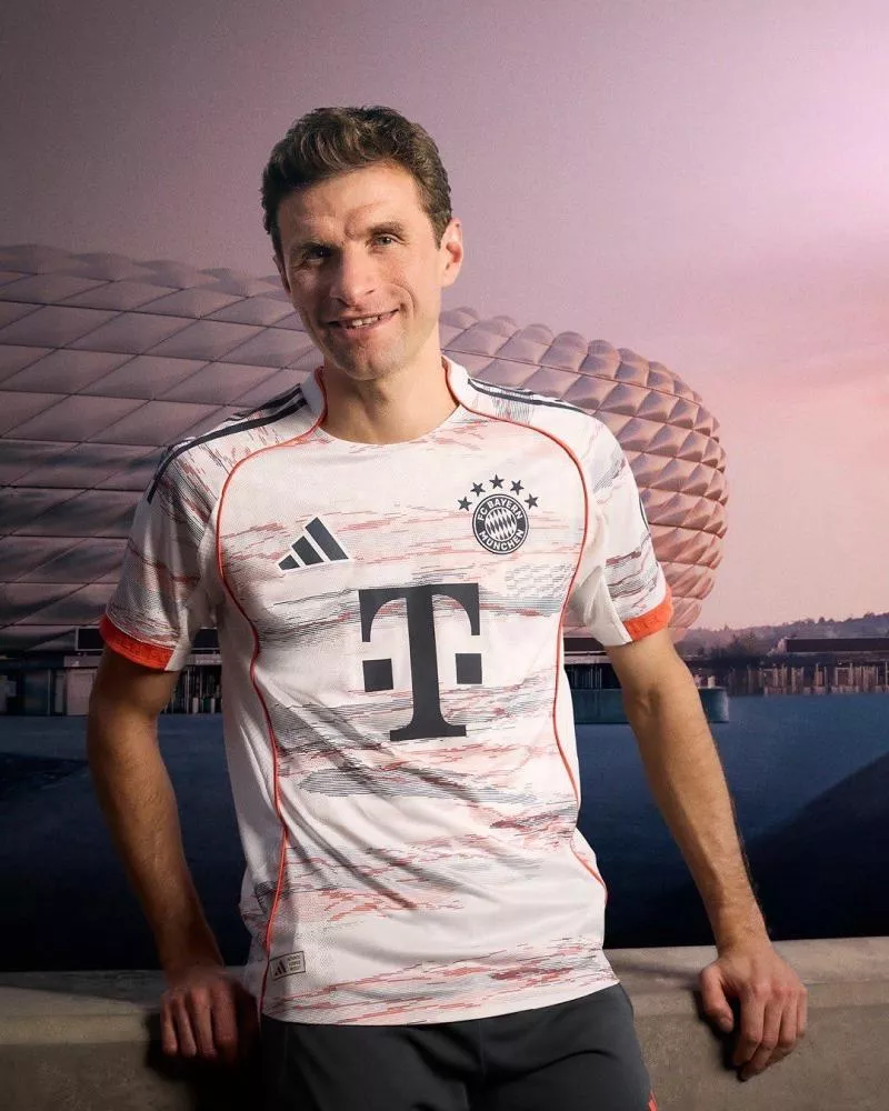 Le Bayern Munich lance son maillot extérieur pour la saison 2025-2026 !