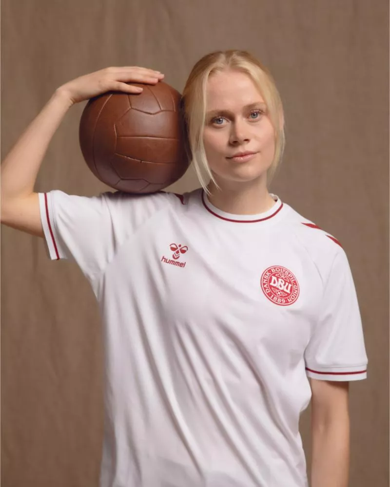 hummel dévoile les nouveaux maillots du Danemark pour l'Euro 2025