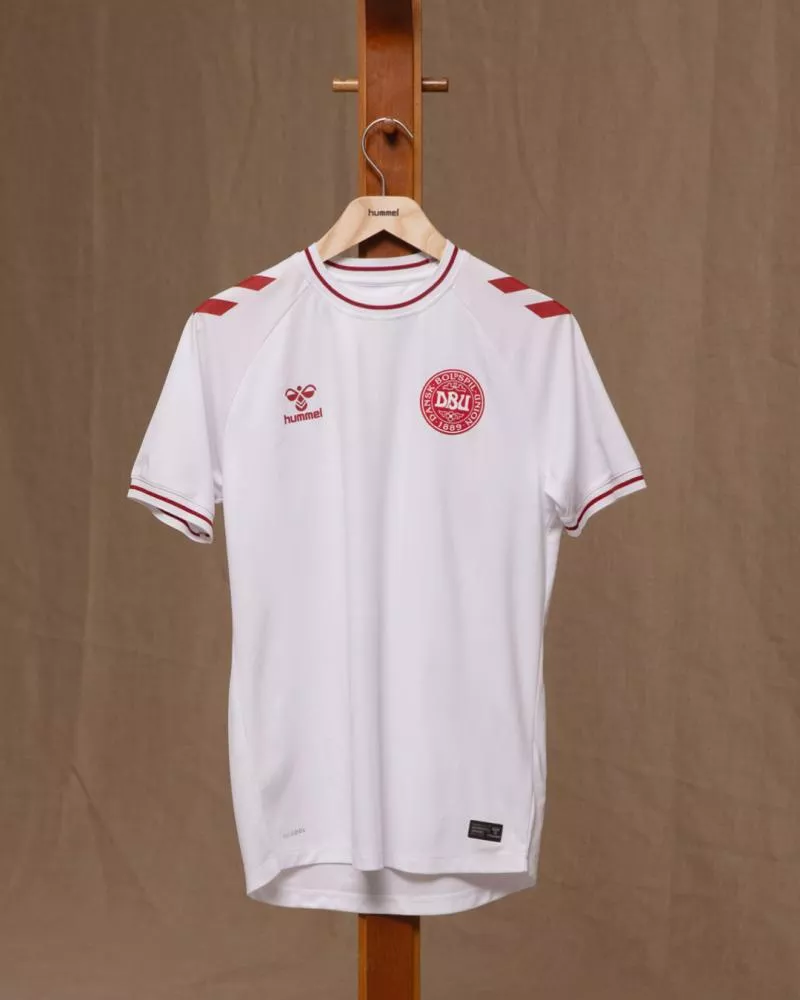 hummel dévoile les nouveaux maillots du Danemark pour l'Euro 2025