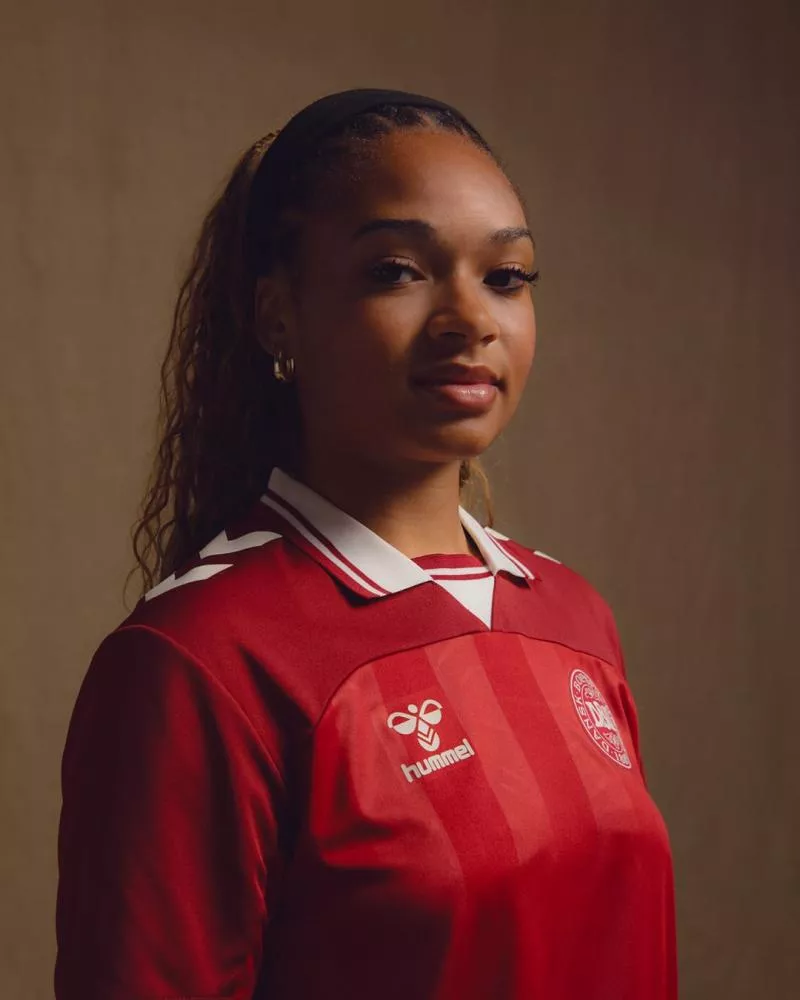 hummel dévoile les nouveaux maillots du Danemark pour l'Euro 2025