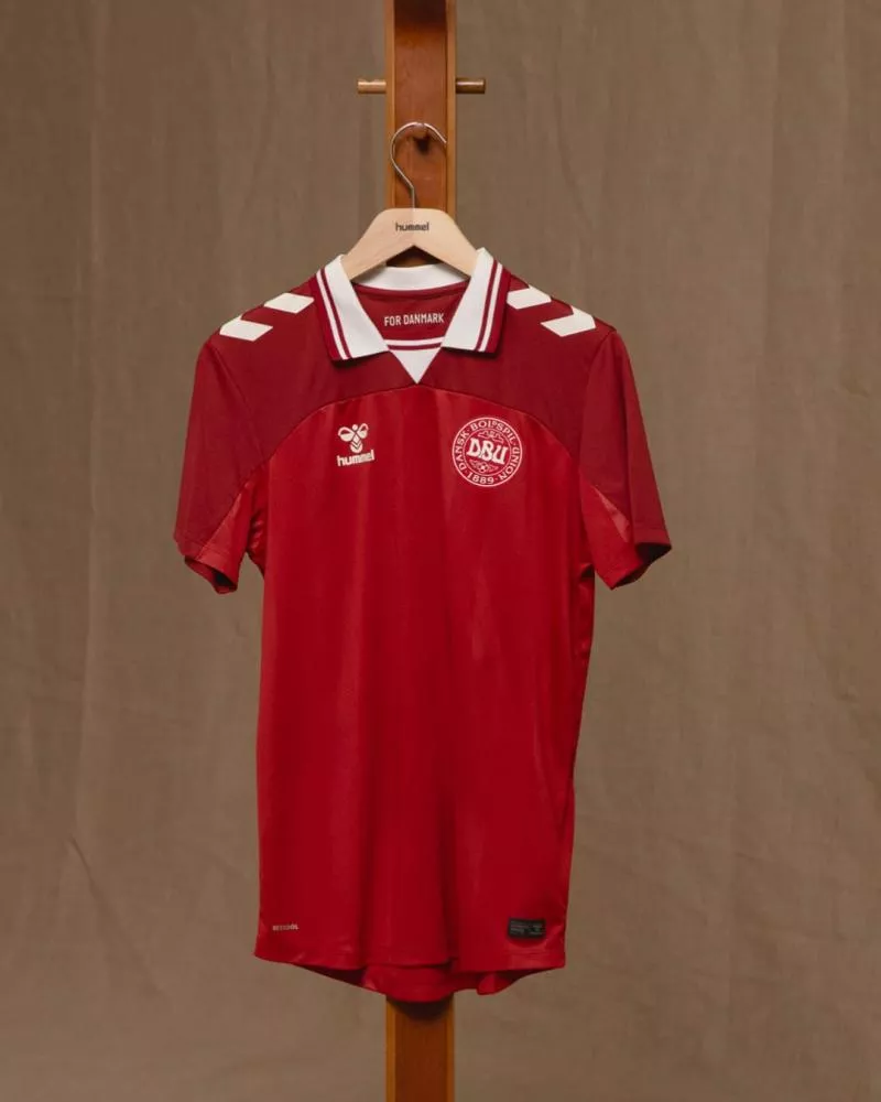 hummel dévoile les nouveaux maillots du Danemark pour l'Euro 2025
