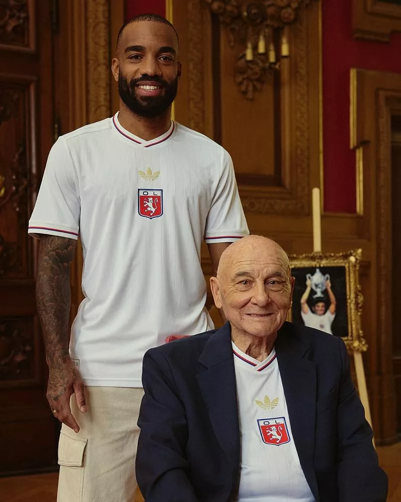 L'OL dégaine un superbe maillot collector pour son 75e anniversaire