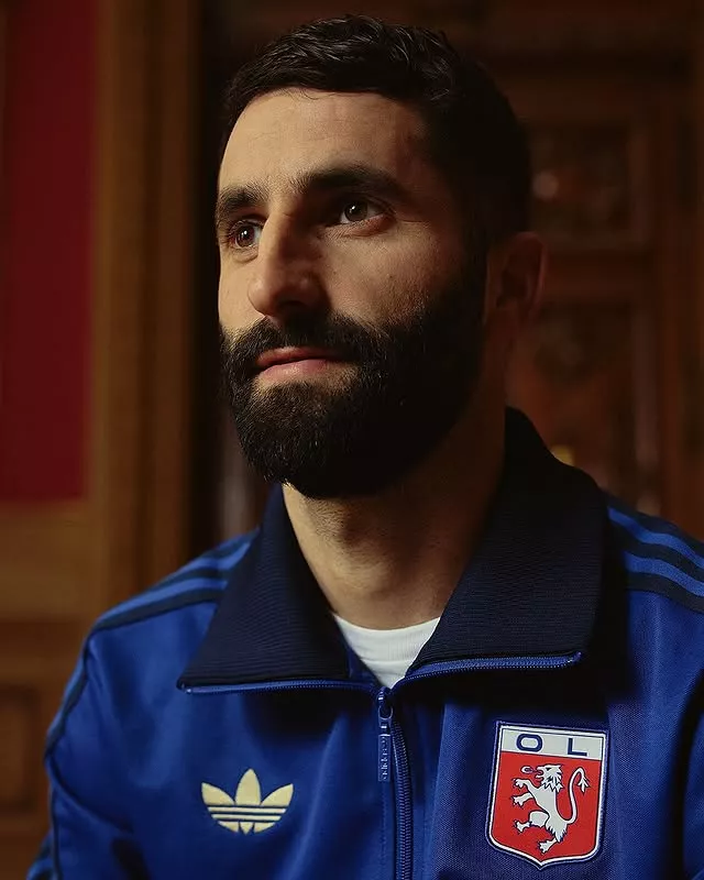 L'OL dégaine un superbe maillot collector pour son 75e anniversaire