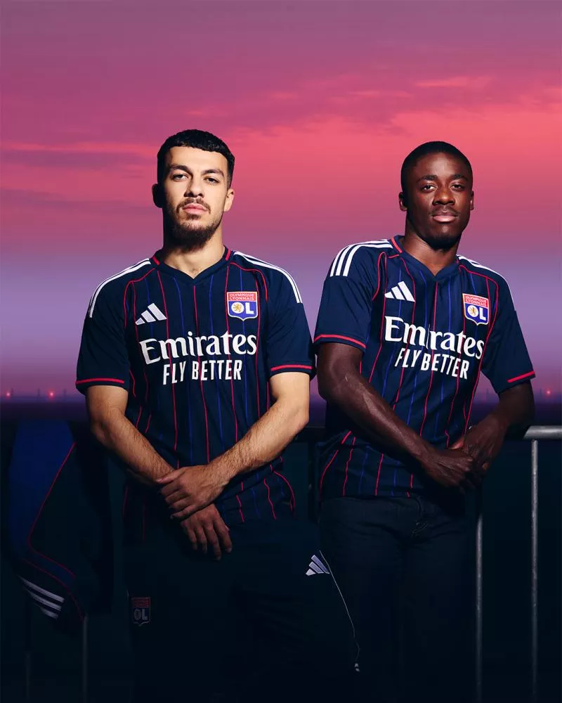 L'OL revient au classique sur son maillot extérieur 2025-2026