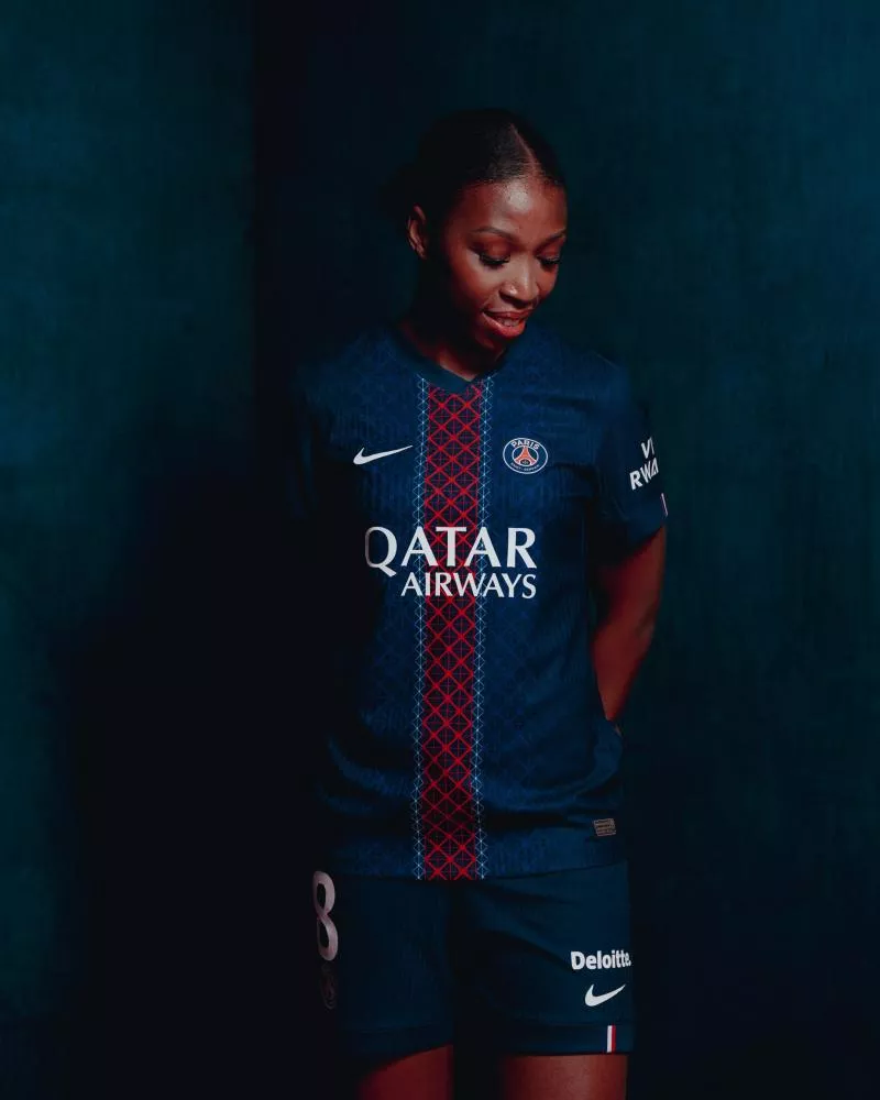 PSG : un nouveau maillot domicile inspiré de la Tour Eiffel