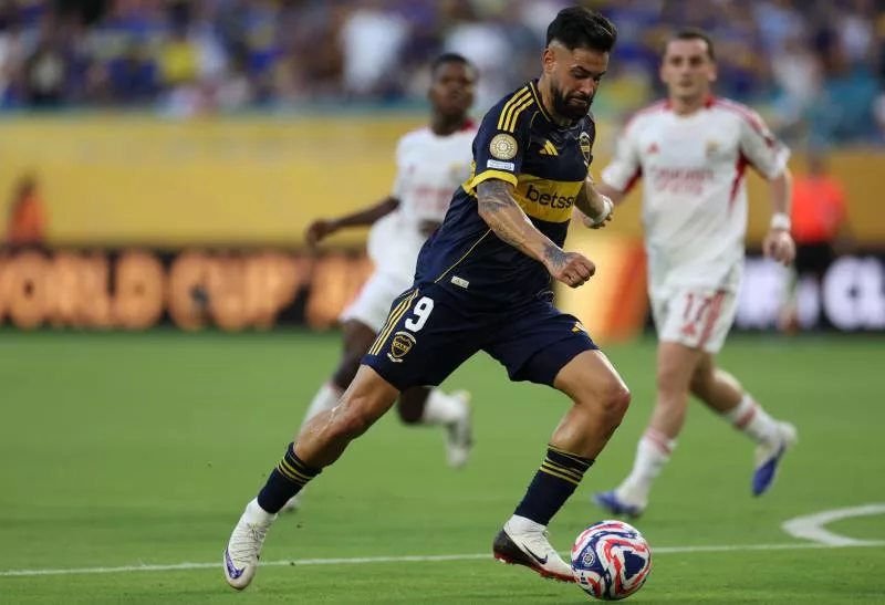 Jun 16, 2025; Miami Gardens, Florida, USA; CA Boca Juniors forward Milton Gimenez (9) dribbles downfield during the second half against SL Benfica in a group stage match of the 2025 FIFA Club World Cup at Hard Rock Stadium. Mandatory Credit: Nathan Ray Seebeck-Imagn Images/Sipa USA   - Photo by Icon Sport