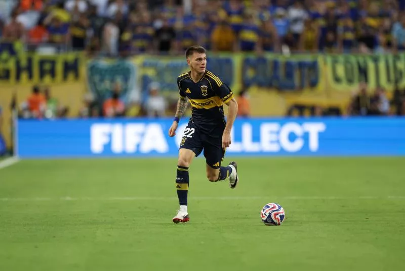 Jun 16, 2025; Miami Gardens, Florida, USA; CA Boca Juniors midfielder Kevin Zenon (22) dribbles downfield during the second half against SL Benfica in a group stage match of the 2025 FIFA Club World Cup at Hard Rock Stadium. Mandatory Credit: Nathan Ray Seebeck-Imagn Images/Sipa USA   - Photo by Icon Sport