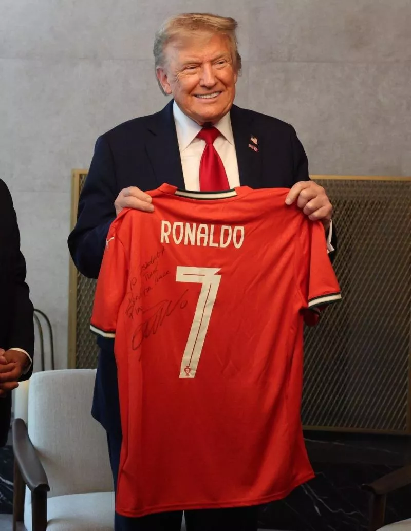 Quand Donald Trump reçoit un maillot signé par... Cristiano Ronaldo !
