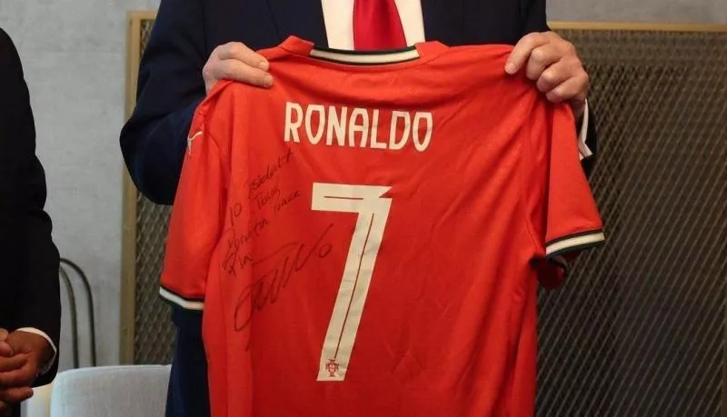 Quand Donald Trump reçoit un maillot signé par… Cristiano Ronaldo !