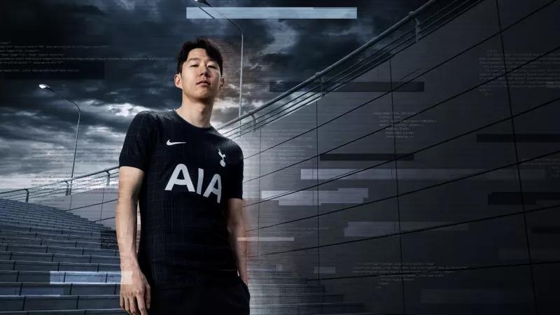 Tottenham : le noir fait son retour sur le nouveau maillot extérieur de la saison 2025-2026