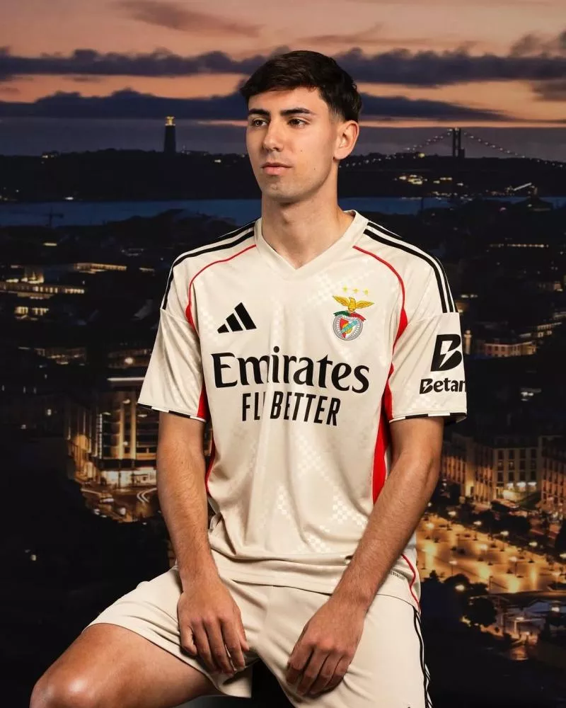 Benfica révèle ses trois nouveaux maillots pour la saison 2025-2026 !