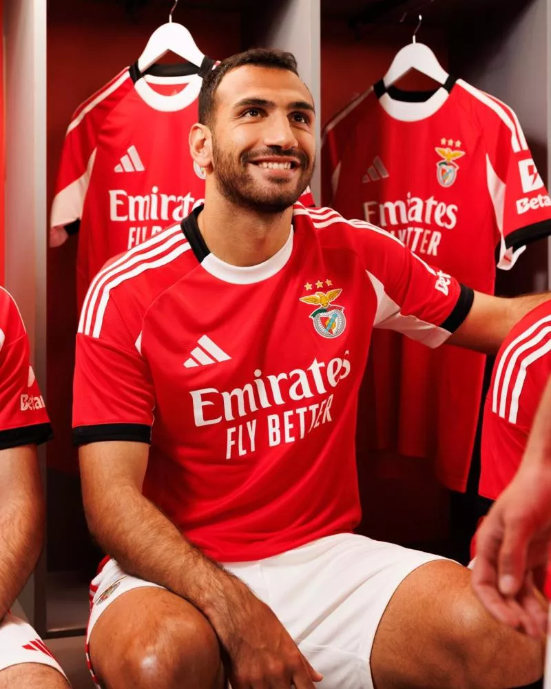 Benfica révèle ses trois nouveaux maillots pour la saison 2025-2026 !