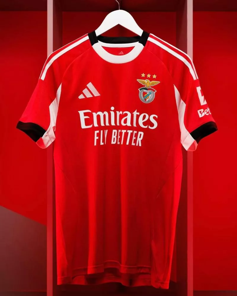 Benfica révèle ses trois nouveaux maillots pour la saison 2025-2026 !