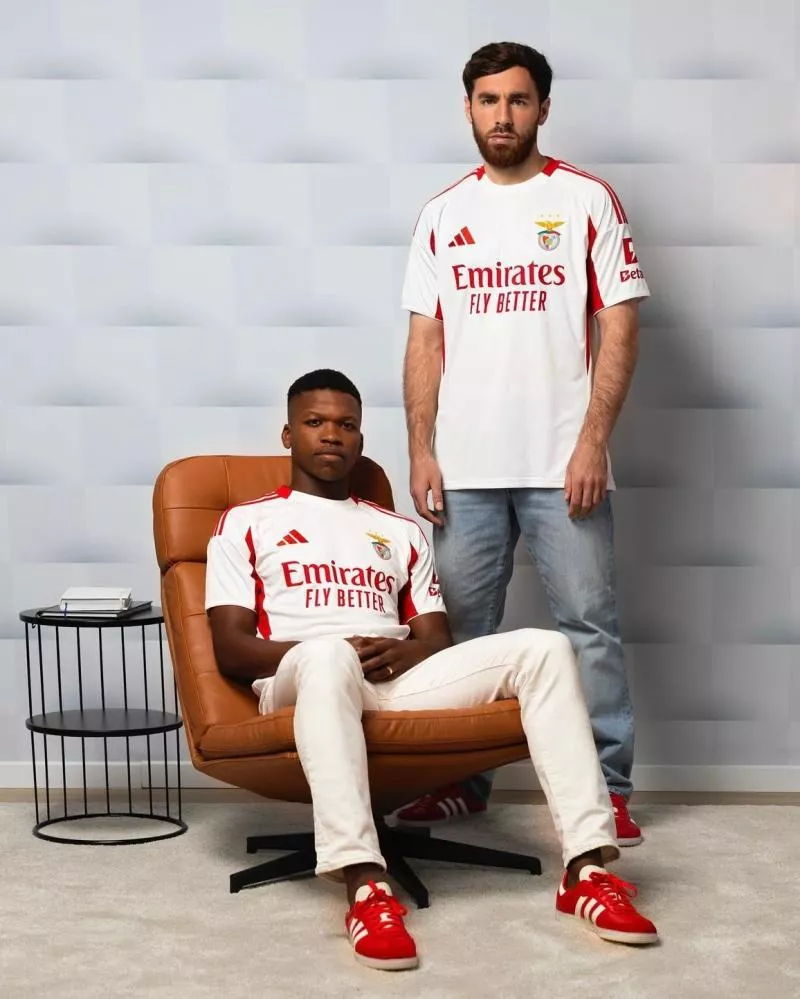 Benfica révèle ses trois nouveaux maillots pour la saison 2025-2026 !