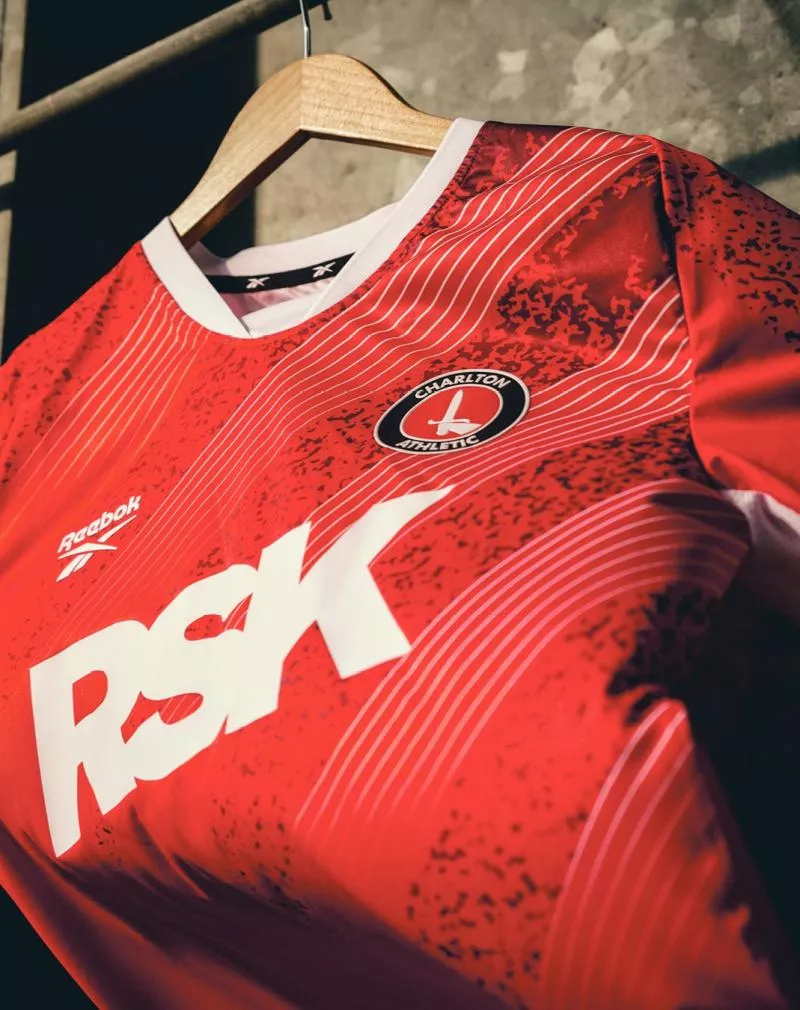 Reebok signe son retour en Europe et dévoile un nouveau maillot