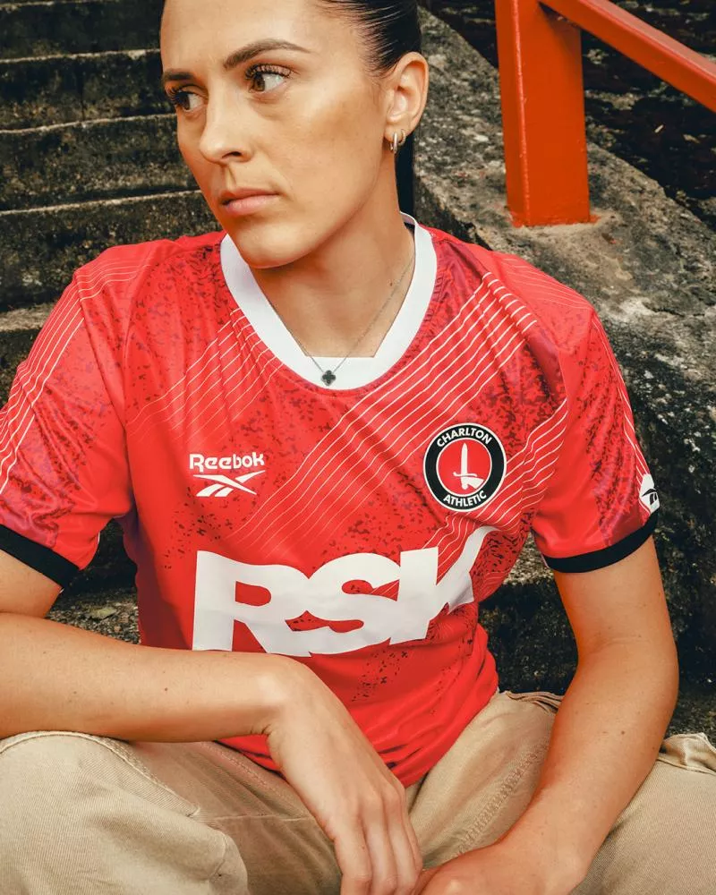 Reebok signe son retour en Europe et dévoile un nouveau maillot