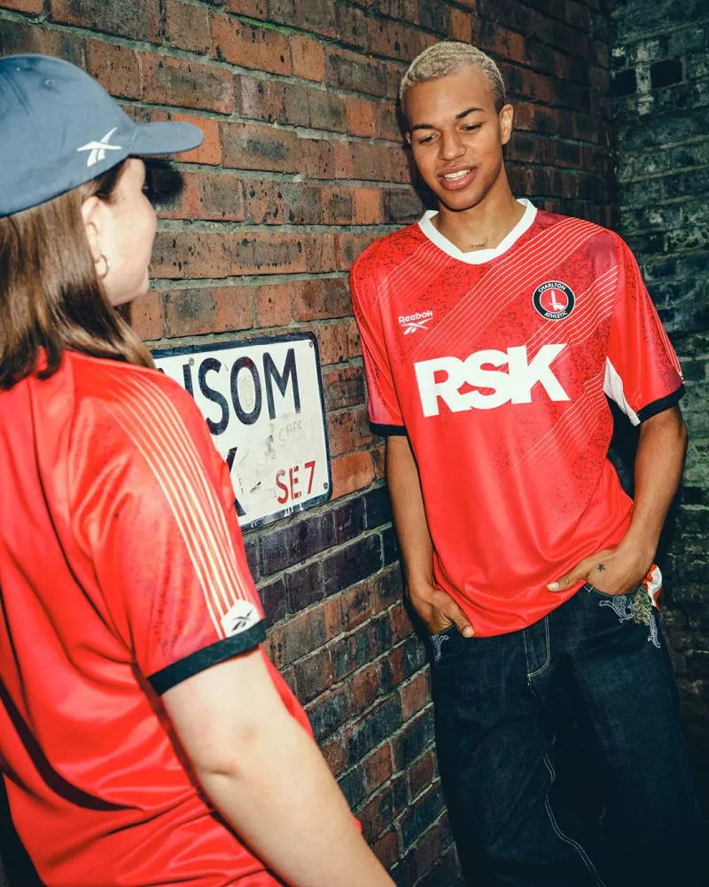 Reebok signe son retour en Europe et dévoile un nouveau maillot